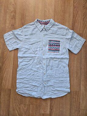 Men's light gray short sleeve button up shirt with colorful aztec pocket - Med